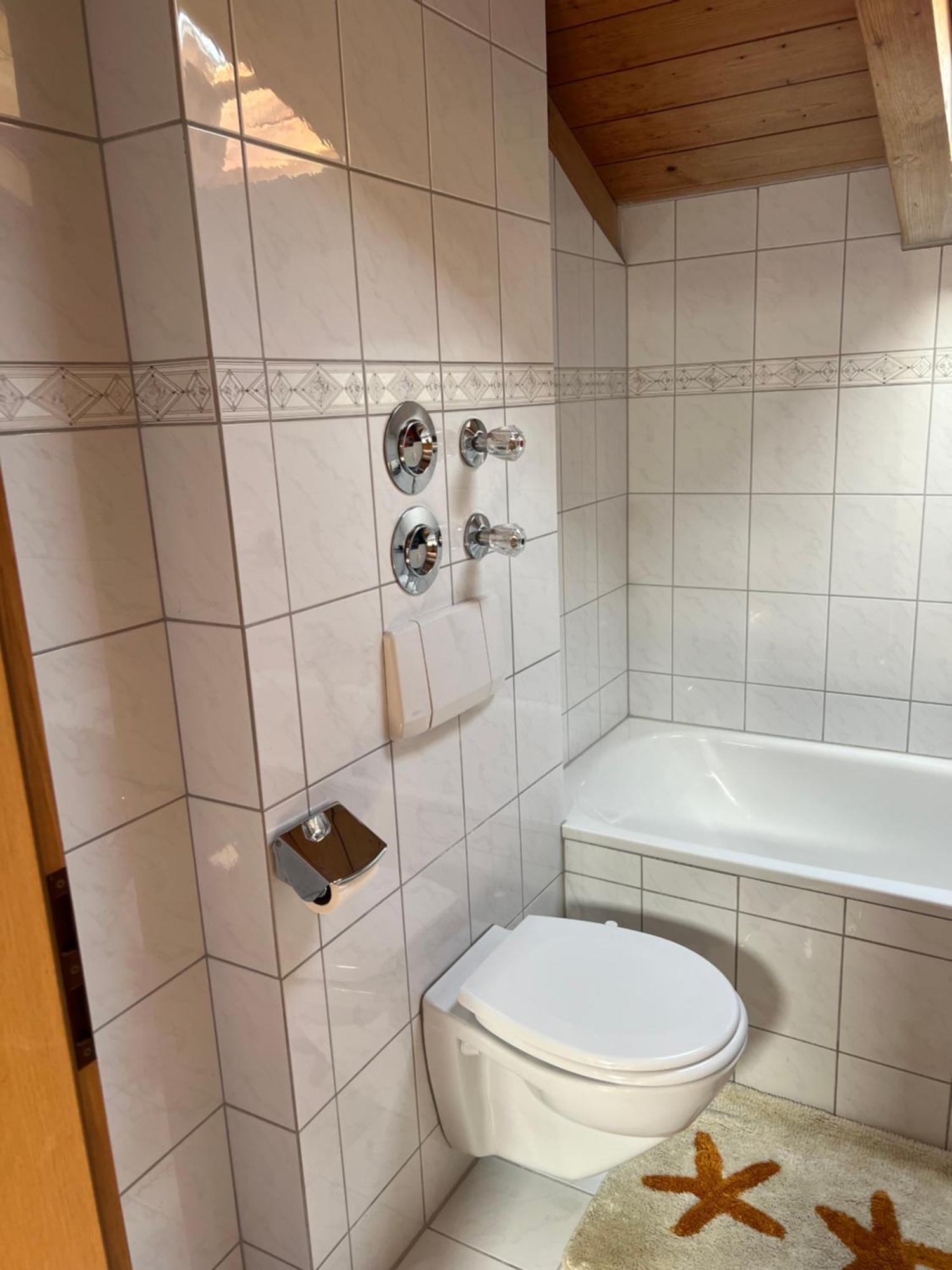 Gemuetliche Dachgeschosswohnung Mit Balkon Ainring Exterior foto